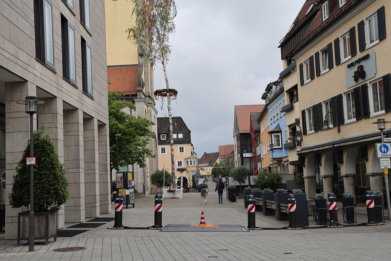 eine Straße in die Innenstadt, in deren Zufahrt Oktablöcke stehe