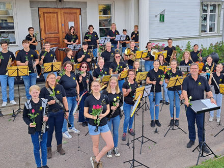 Eine Kapelle aus Jugendlichen schaut nach oben in die Kamera