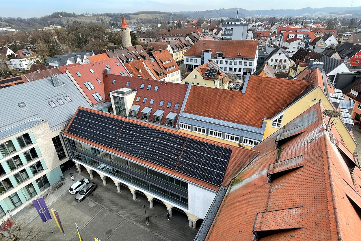 Eine PV-Anlage auf einem hohen Gebäude